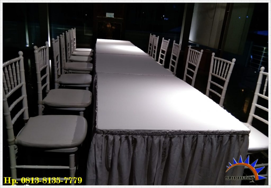 Sewa Kursi Tiffany Putih Set Meja Kotak Cover Skirting 
